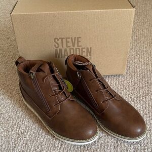 NIB Steve Madden boys brown boots with easy on off side zippers